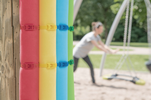 Abraçadeiras PE400 para uso em brinquedos de playgrounds estão disponíveis em diversas cores.