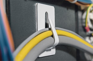 Clip autoadesivo SAF2 para amarração e fixação fios, cabos e mangueiras.