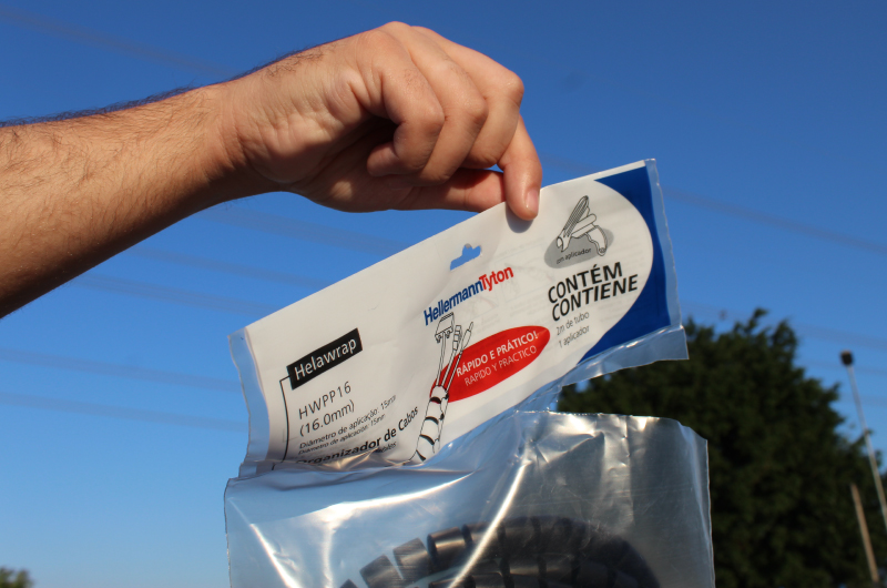 Embalagem de produto da HellermannTyton que faz parte do sistema de compensação feito através da nossa parceria com o selo eureciclo
